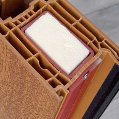 Műanyag ajtóprofil metszet – 3 mm-es acélmerevítés és 45×3 mm-es falcvas közelről szemléltetve