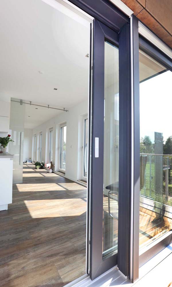 VEKA toló-emelő erkélyajtó – nagy üvegfelület a természetes fényért és tágas térérzetért