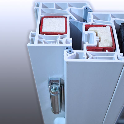 Zárt acélmerevítés a nyílászáró keretben – hosszú élettartam, nagyobb védelem.